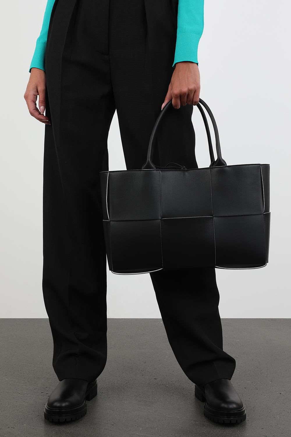 תמונת כל הלוק של Arco Tote in Black